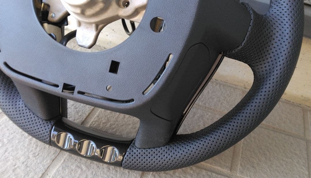 トヨタ アクア NHP10 社外ハンドル ピアノブラック パンチングレザー 美品