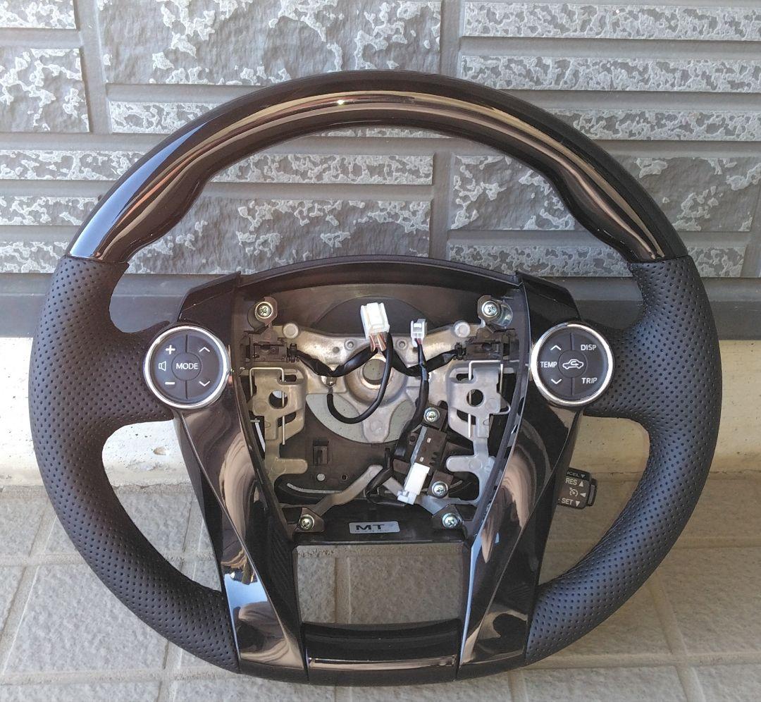 トヨタ アクア NHP10 社外ハンドル ピアノブラック パンチングレザー 美品