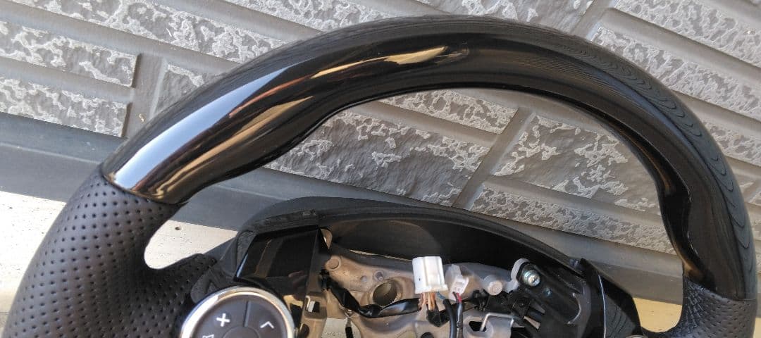 トヨタ アクア NHP10 社外ハンドル ピアノブラック パンチングレザー 美品