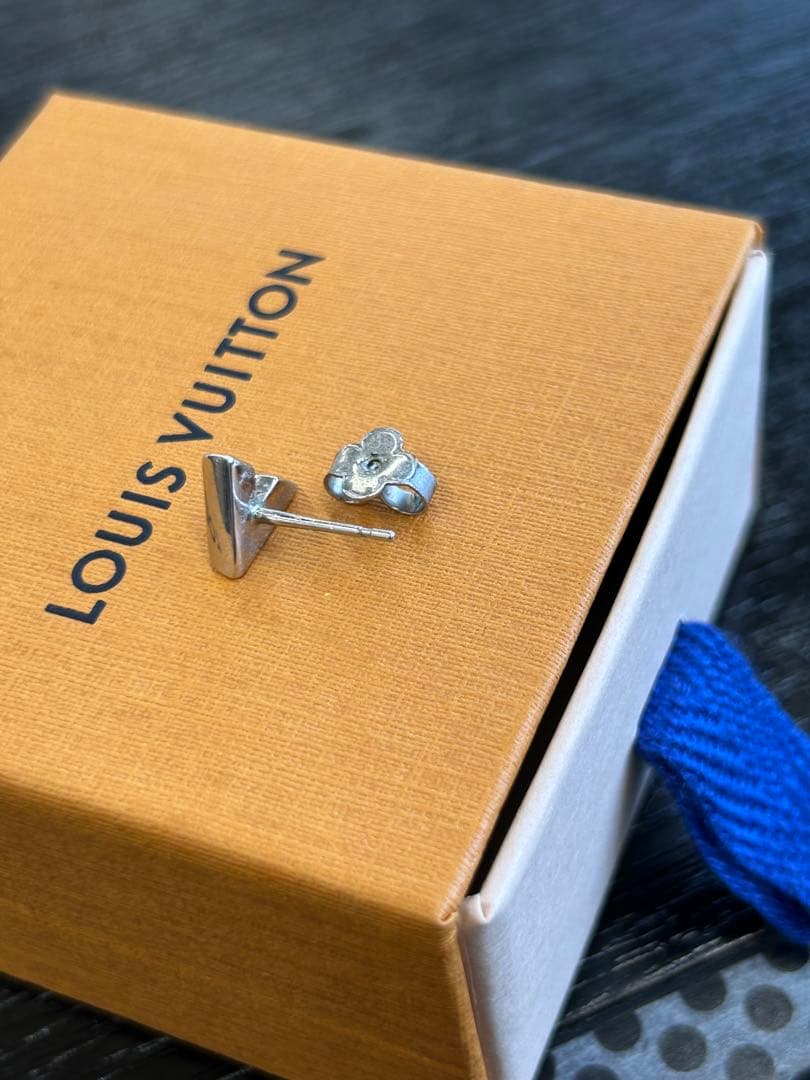 片耳のみ ルイヴィトン エセンシャルV スタッズ ピアス シルバー