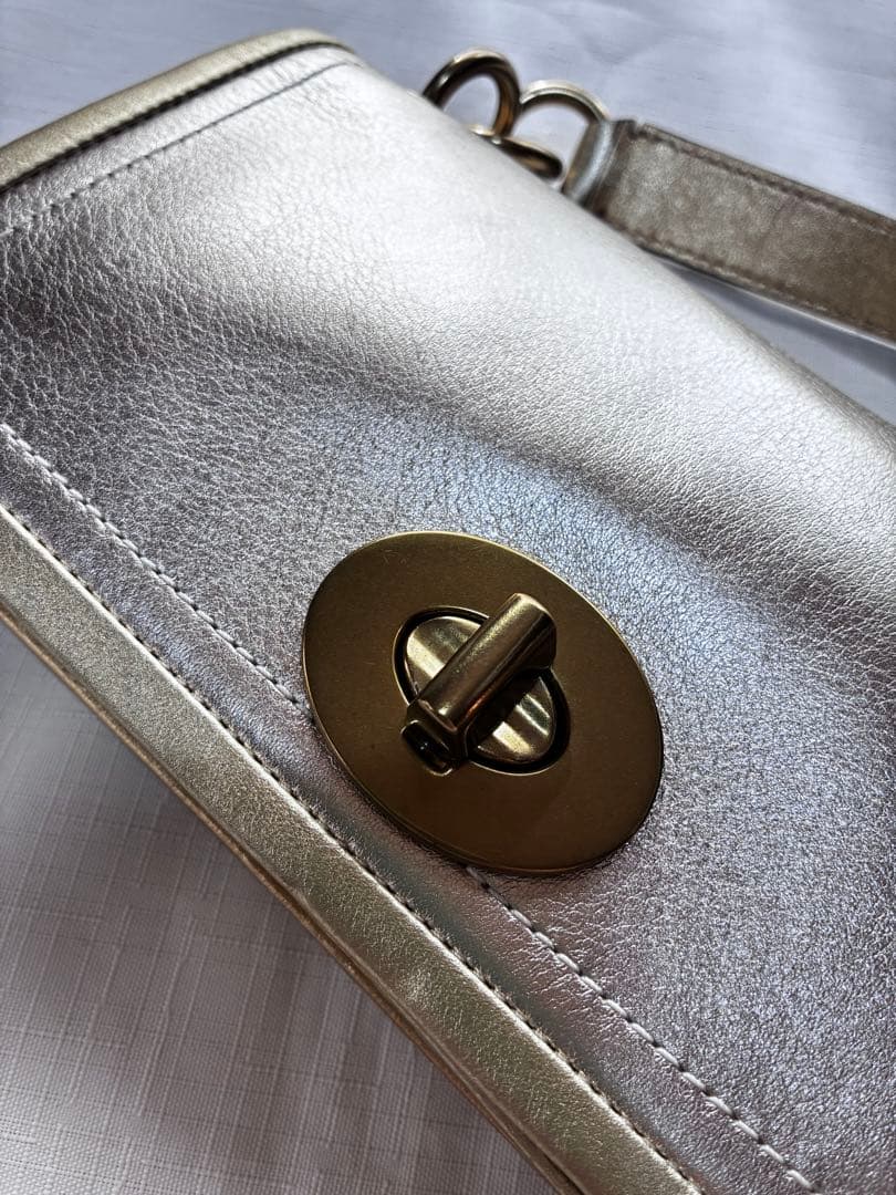 バッグ Coach legacy stripe turn lock llic