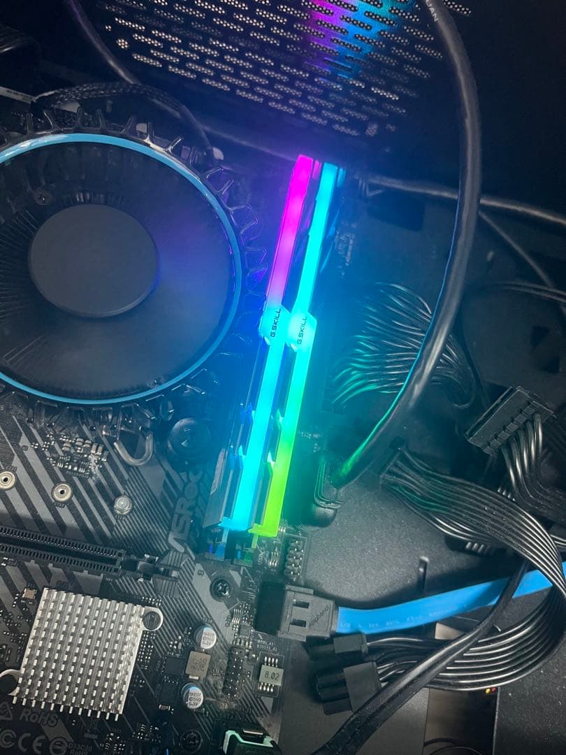 メモリー F4-3000C 16D-16GTZR CL16-18-18-38