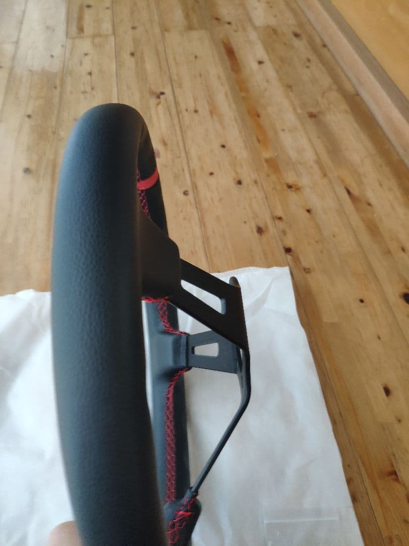 新品未使用・MOMO スタイル レッド ステアリング Not Authentic