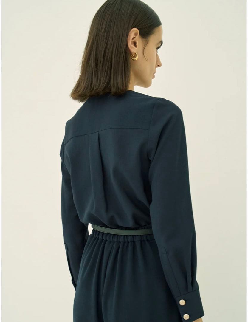 MW TRIACETATE-D Vネックブラウス ダークネイビー　40 新品