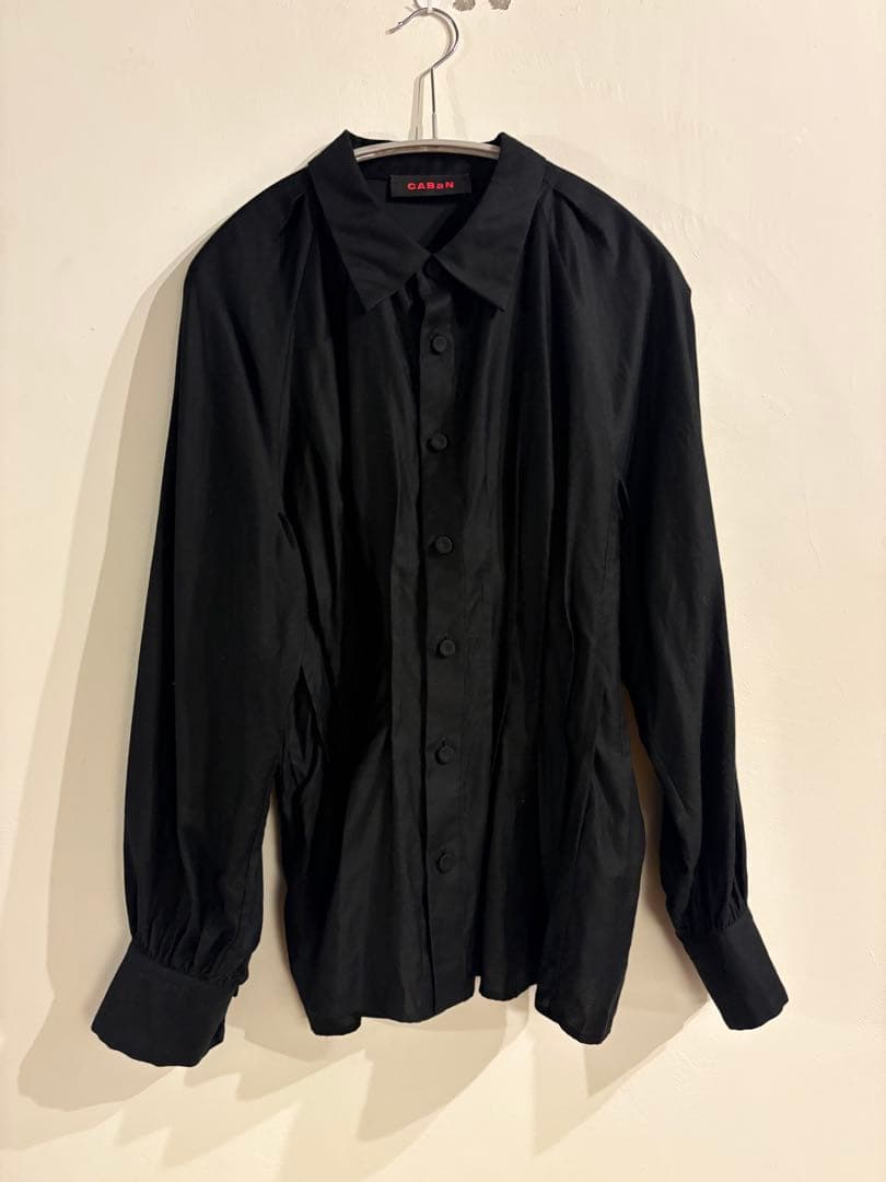 CABaN ブラックプリーツブラウス