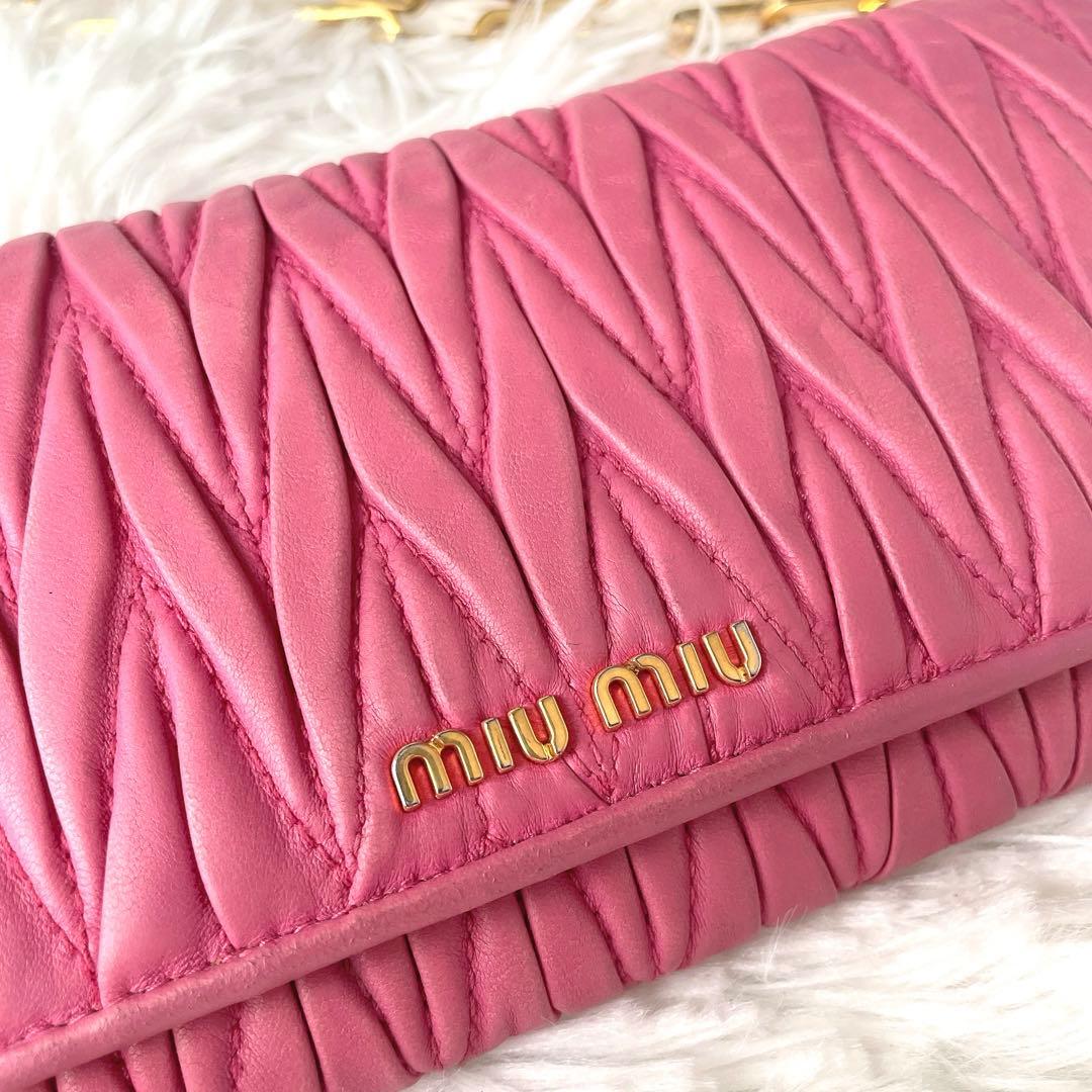 希少⭐︎miumiu マテラッセ ピンク チェーンショルダー付き ウォレット