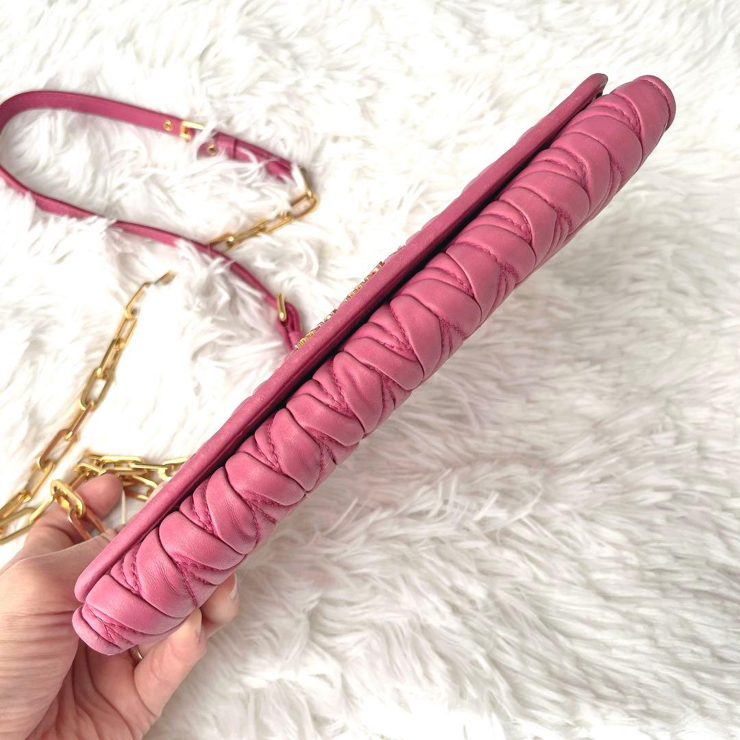 希少⭐︎miumiu マテラッセ ピンク チェーンショルダー付き ウォレット