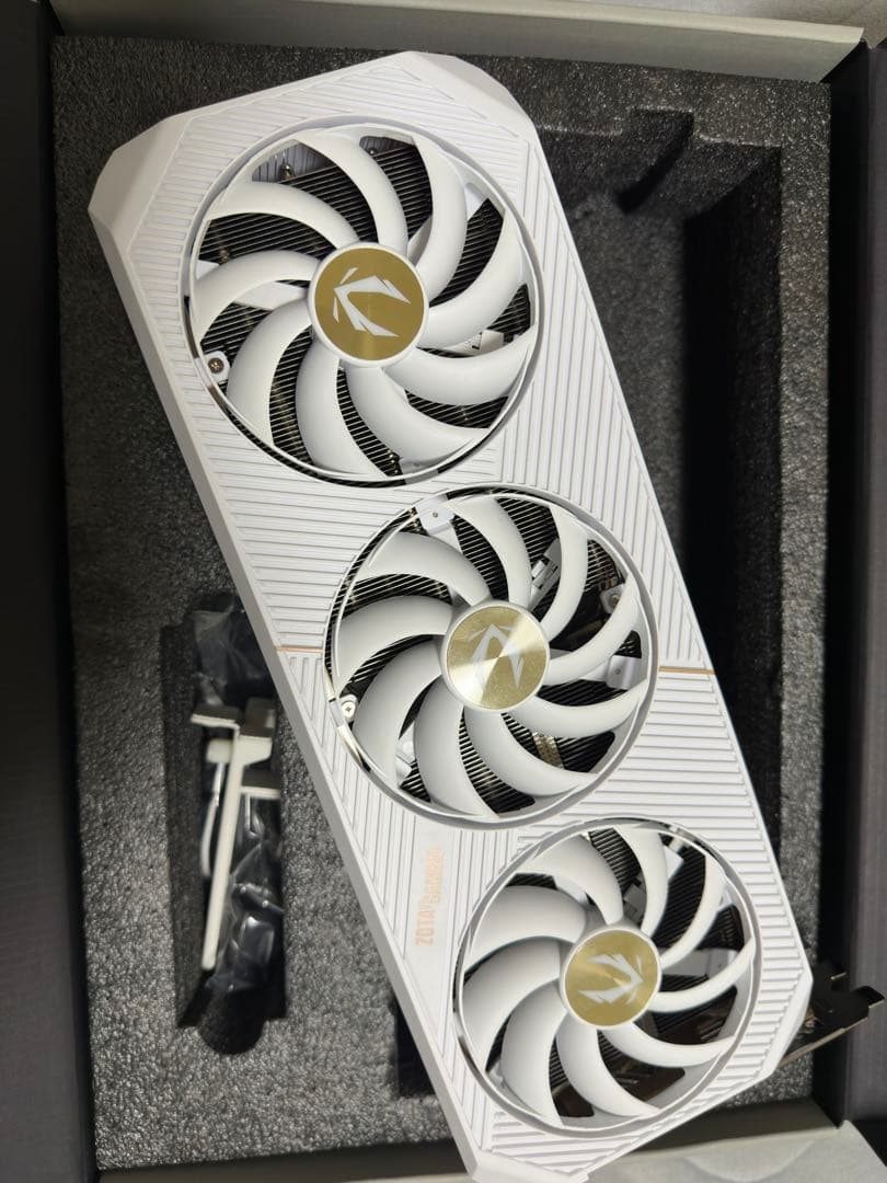 グラフィックボード・グラボ・ビデオカード ZOTAC RTX 5080 SOLID OC White edition