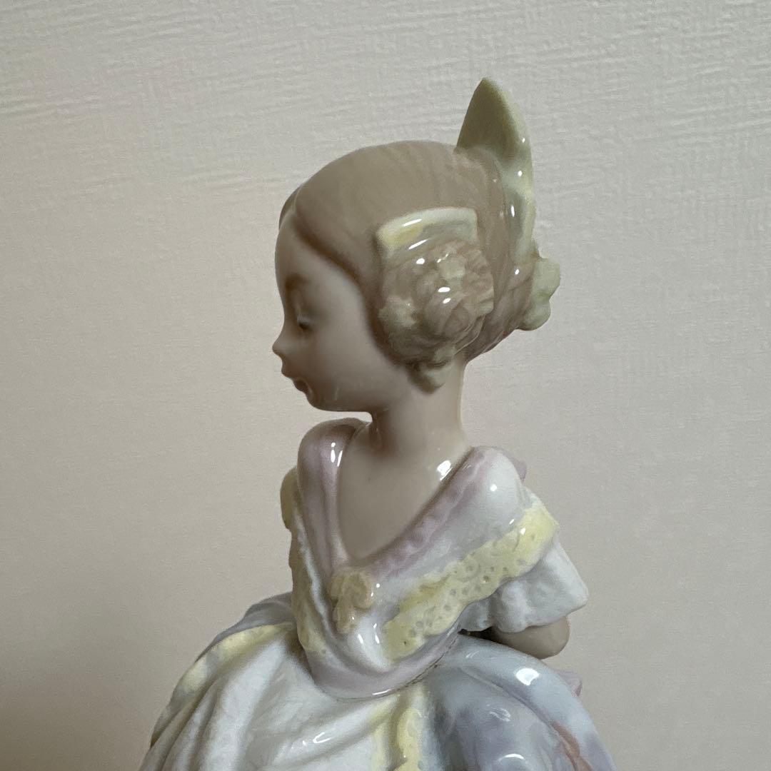 リヤドロ LLADRO 「バレンシアの少女」　　　　　　新品！可愛い！