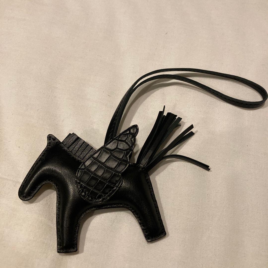 馬型レザーチャーム 黒　クロコ