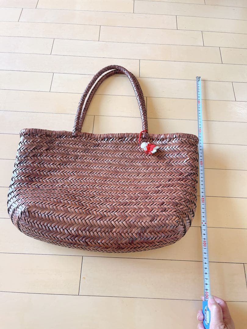 レザーブラウン編み込みトートバッグ　チャーム付き