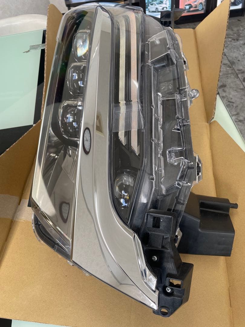 30 アルファード　後期　ハイブリット　SR Cパッケージ　左ヘッドライト 3眼