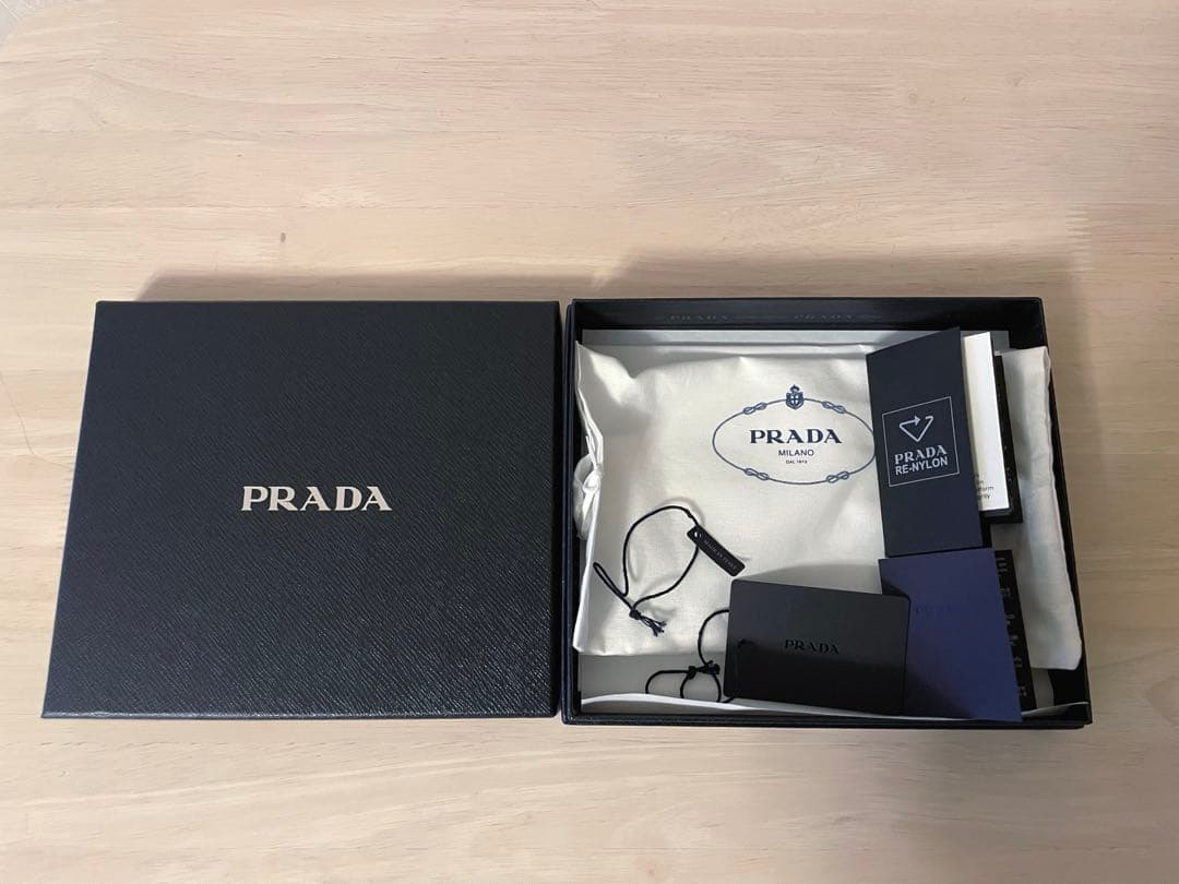 PRADA ブラック　カチューシャ