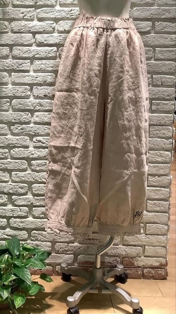 新品TSUHARU by Samansa mos2裾ギャザーイニシャル刺繍パンツ