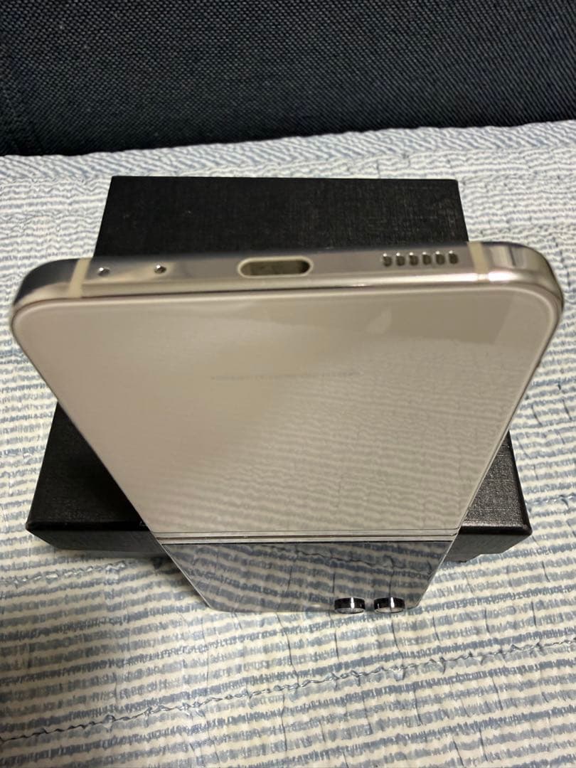 ち*ん様 [大容量美品]Galaxy Z Flip5 512GB クリーム SI