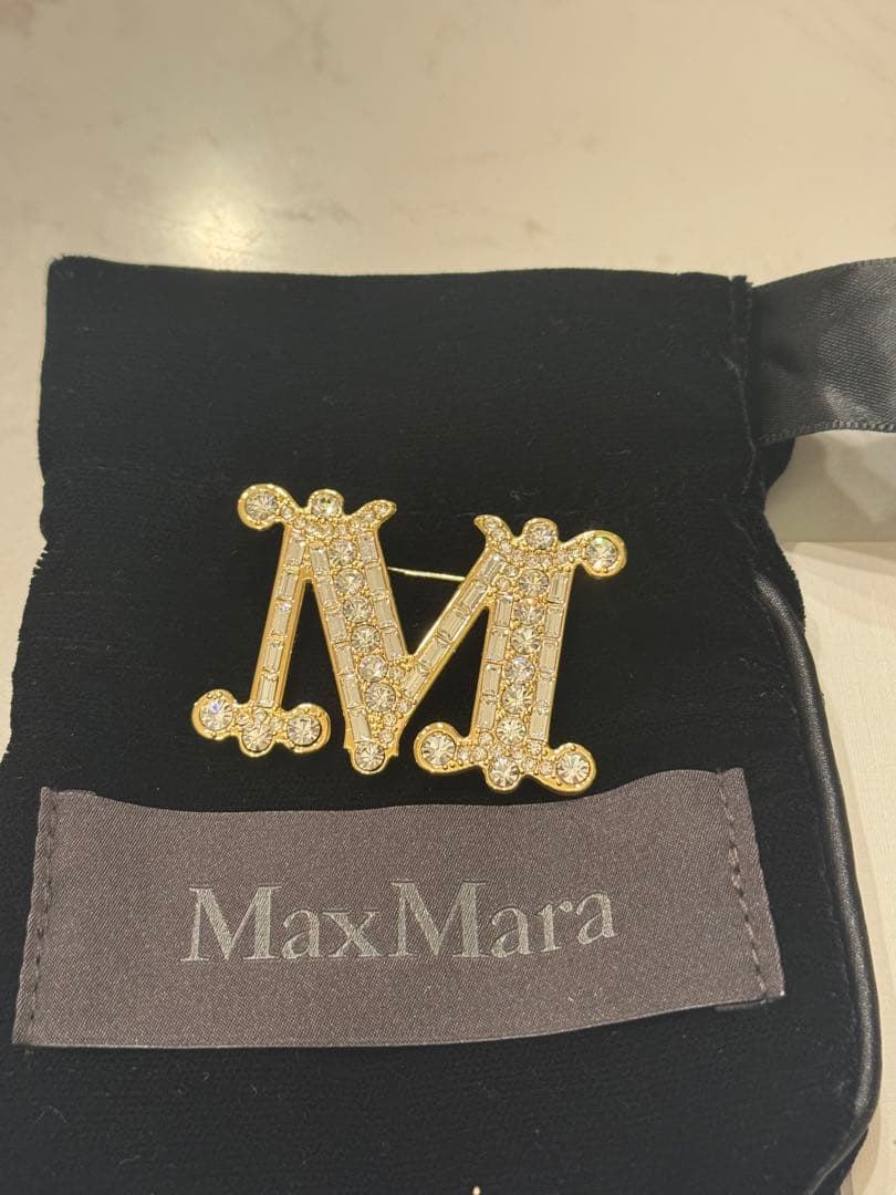 MaxMara ゴールド M字型ブローチ
