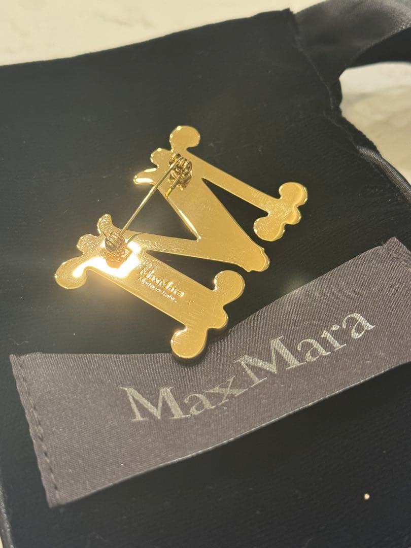 MaxMara ゴールド M字型ブローチ