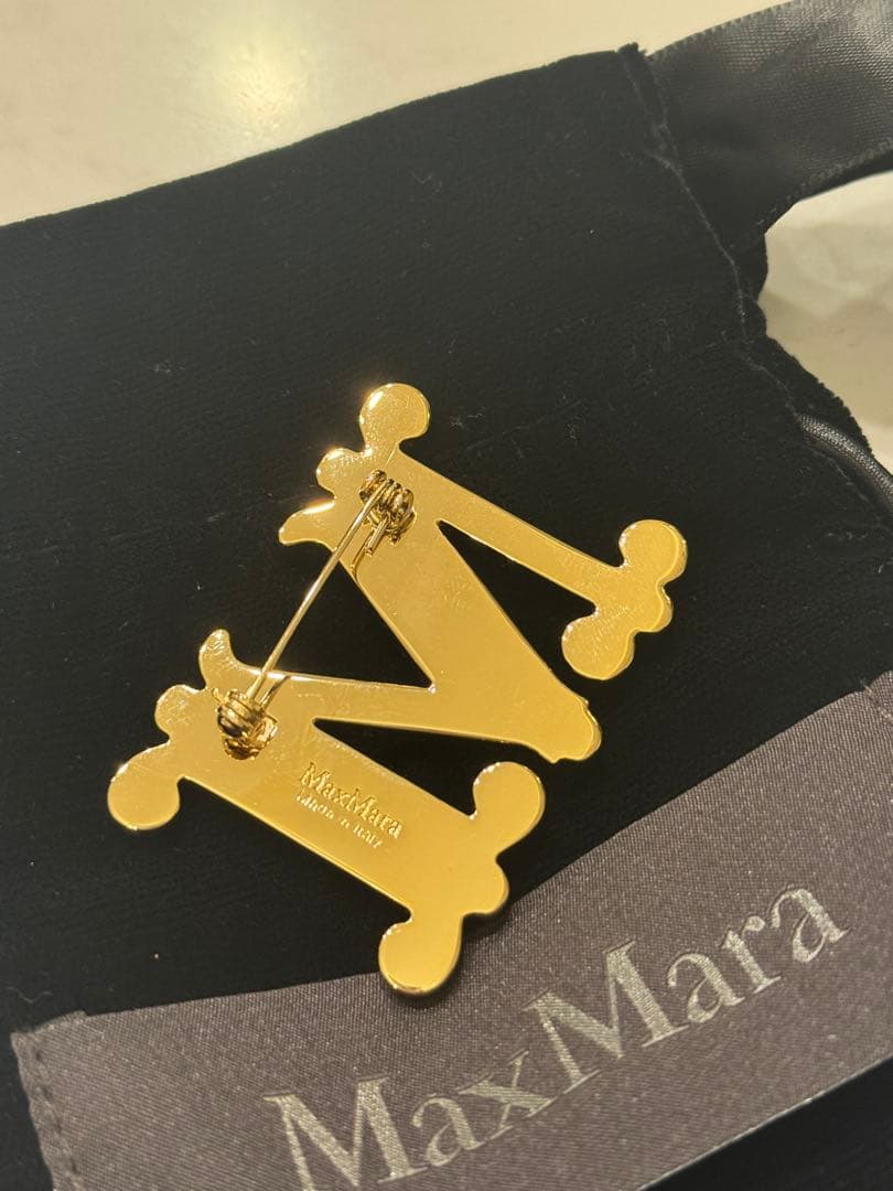 MaxMara ゴールド M字型ブローチ