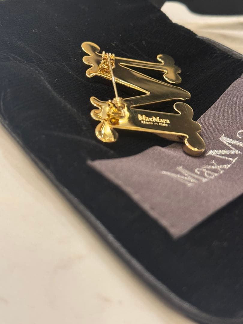 MaxMara ゴールド M字型ブローチ
