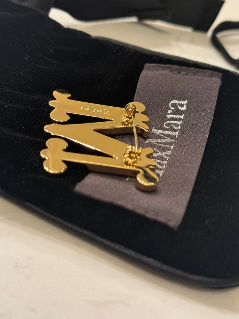 MaxMara ゴールド M字型ブローチ
