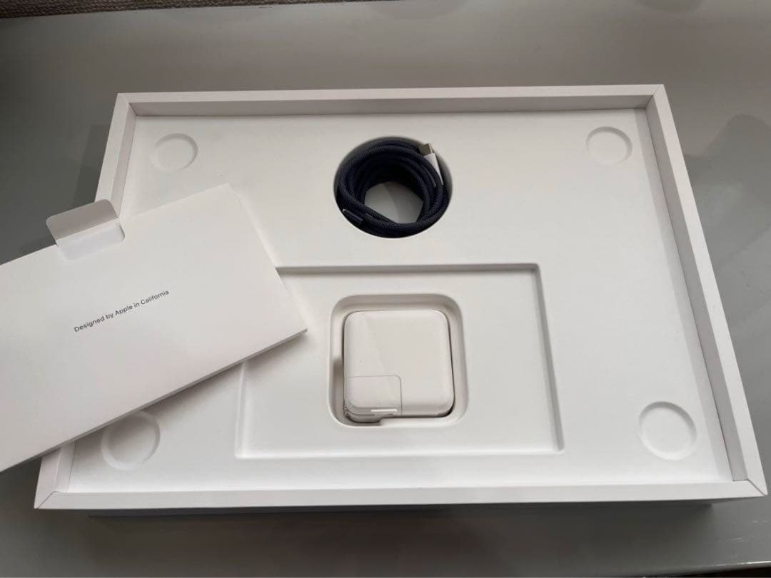 【美品】M2チップ搭載 MacBook AIR 13.6インチ　ミッドナイト