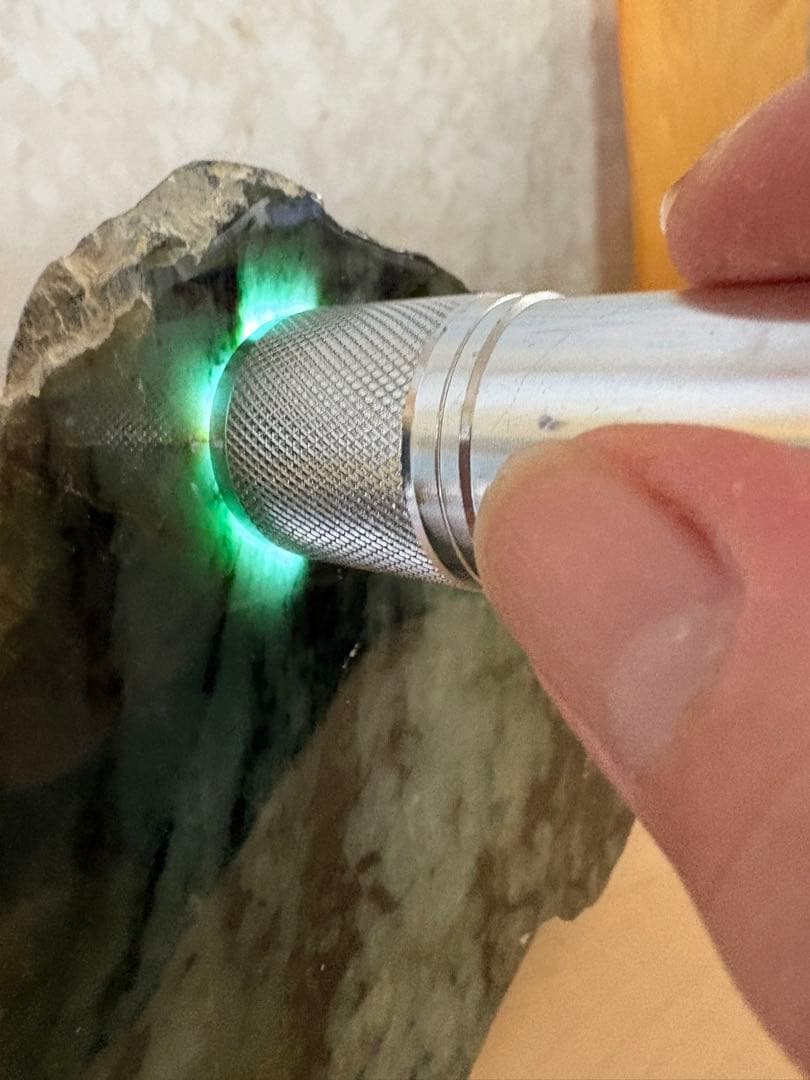 ミャンマー産天然本翡翠原石2748g 1面カット磨き済み 大迫力のお品