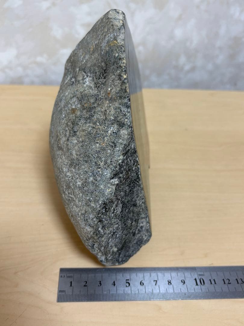 ミャンマー産天然本翡翠原石2748g 1面カット磨き済み 大迫力のお品