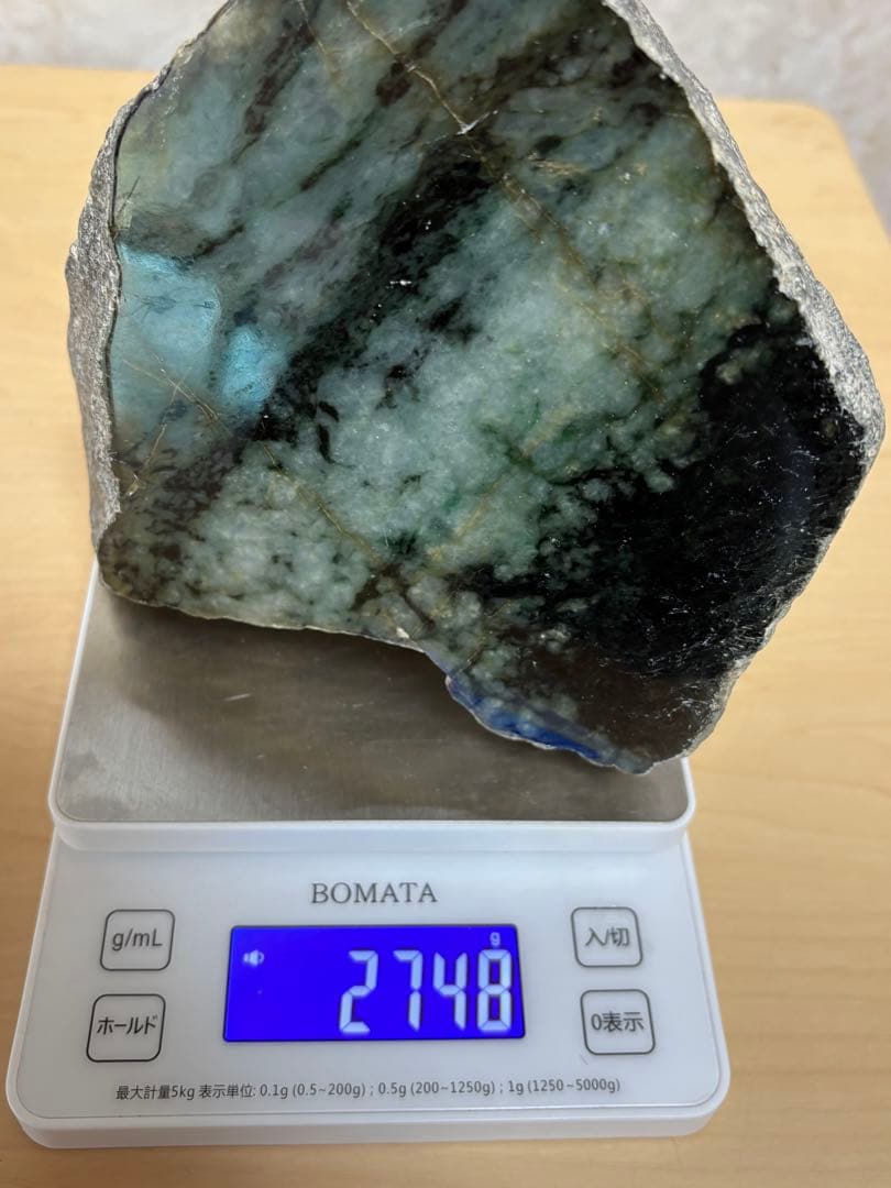 ミャンマー産天然本翡翠原石2748g 1面カット磨き済み 大迫力のお品