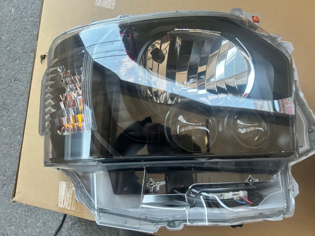 海*蔵様 ハイエース　ヘッドライト　トヨタ純正　新車外し　インナーブラック　4型