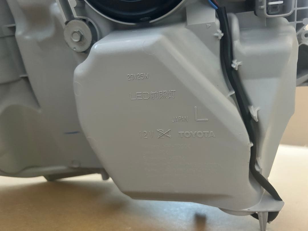 海*蔵様 ハイエース　ヘッドライト　トヨタ純正　新車外し　インナーブラック　4型