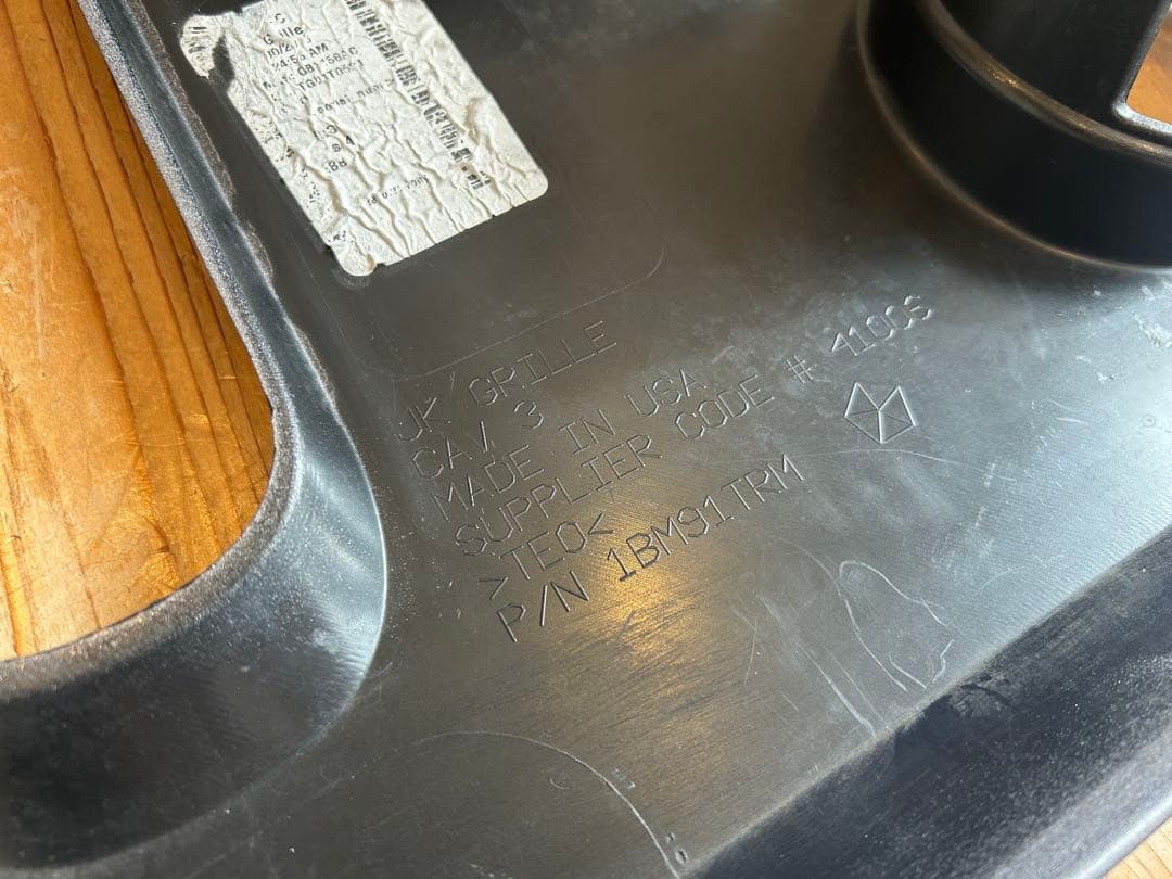 【送料込み】Jeep jk ラングラー フロントグリル 純正　マットブラック塗装