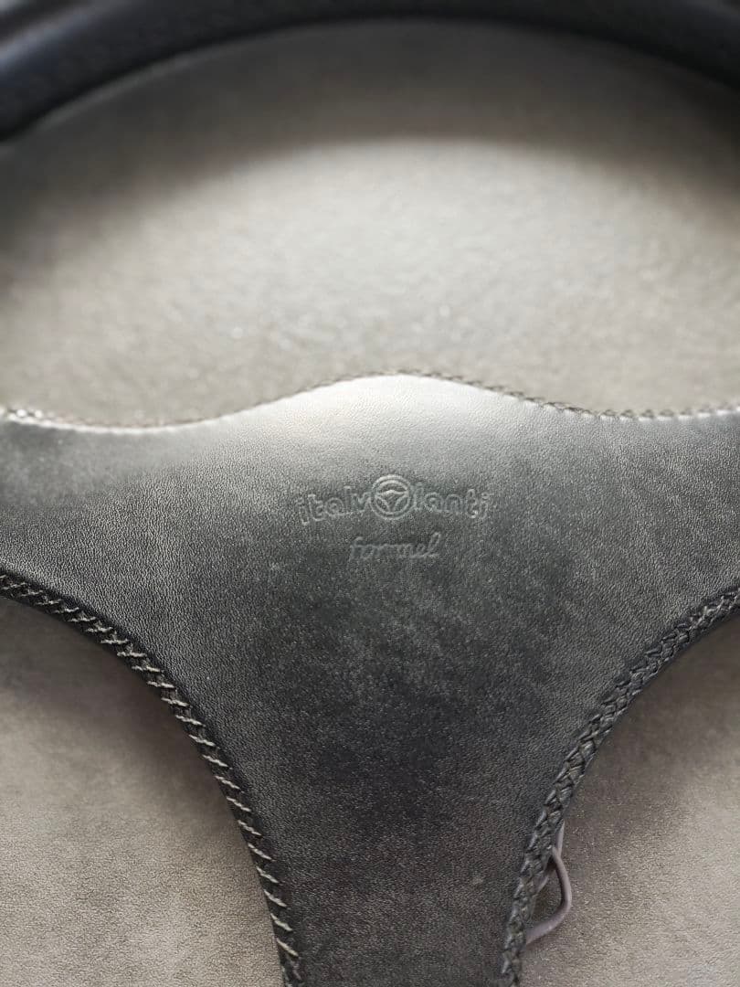 イタルボランテブラックレザー 3スポーク ステアリングホイール　直径約35cm