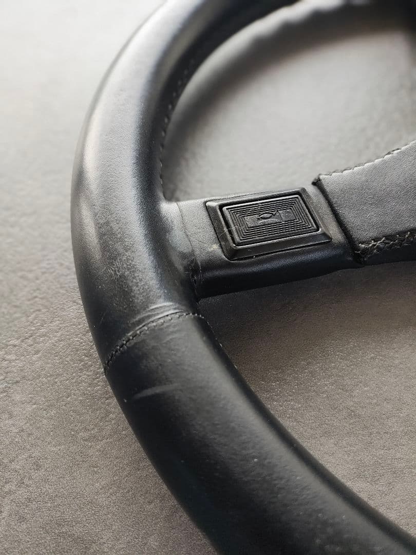 イタルボランテブラックレザー 3スポーク ステアリングホイール　直径約35cm