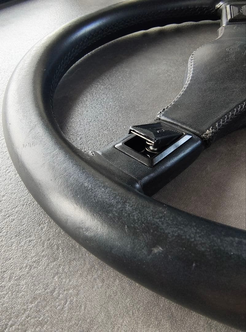 イタルボランテブラックレザー 3スポーク ステアリングホイール　直径約35cm