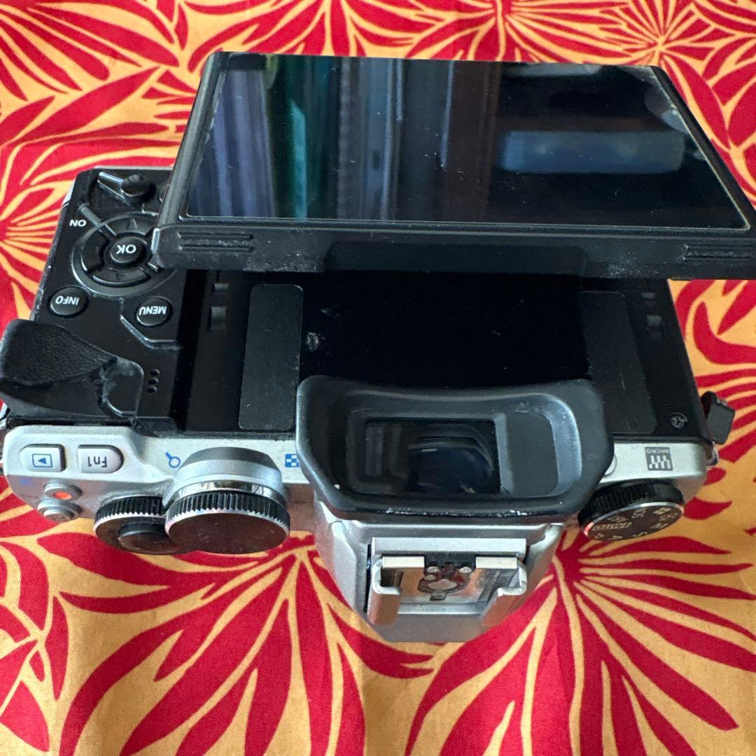 OLIMPUS OMD-EM10ズームレンズ３本 ほか、