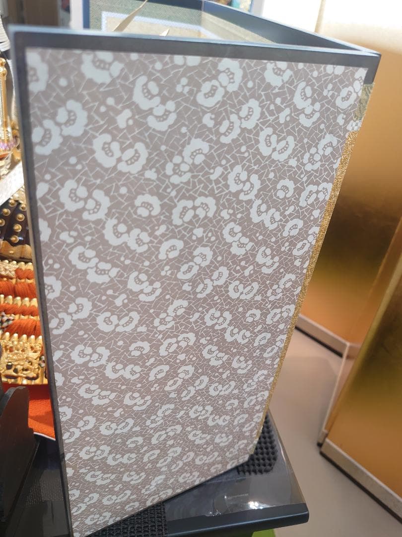 ●チコ●五月人形セット●正絹縅の金兜　彫金龍虎図収納飾り　赤茶色屏風台付