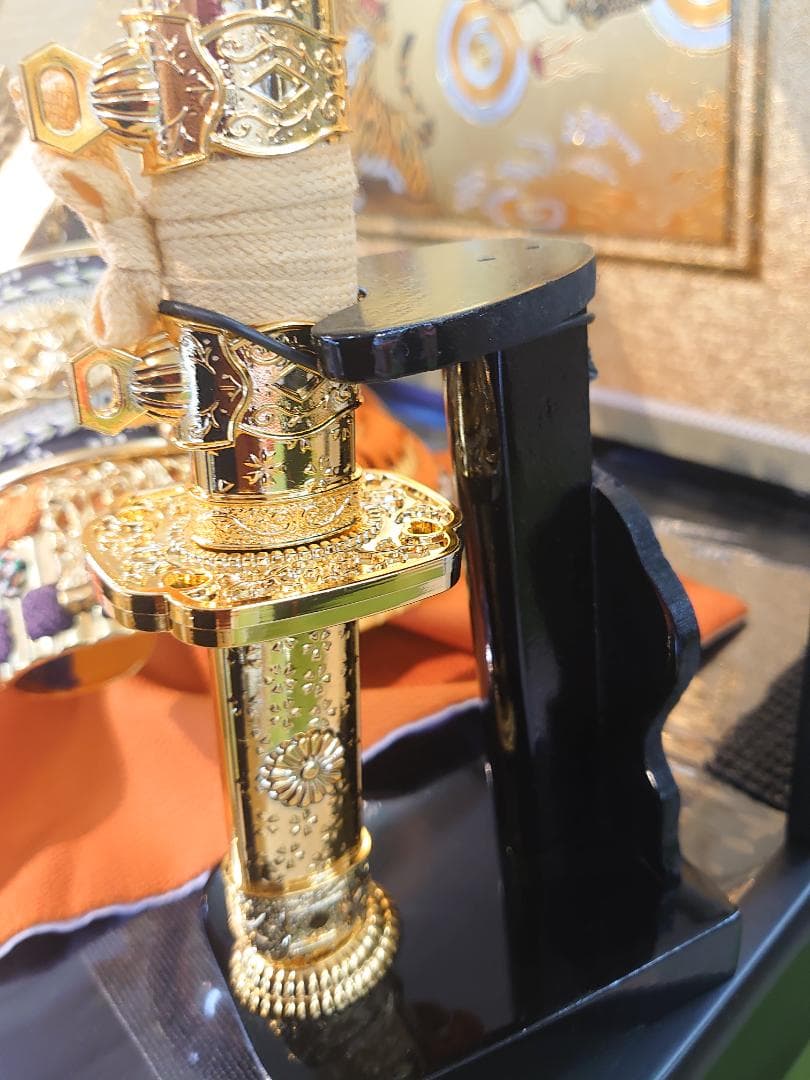 ●チコ●五月人形セット●正絹縅の金兜　彫金龍虎図収納飾り　赤茶色屏風台付