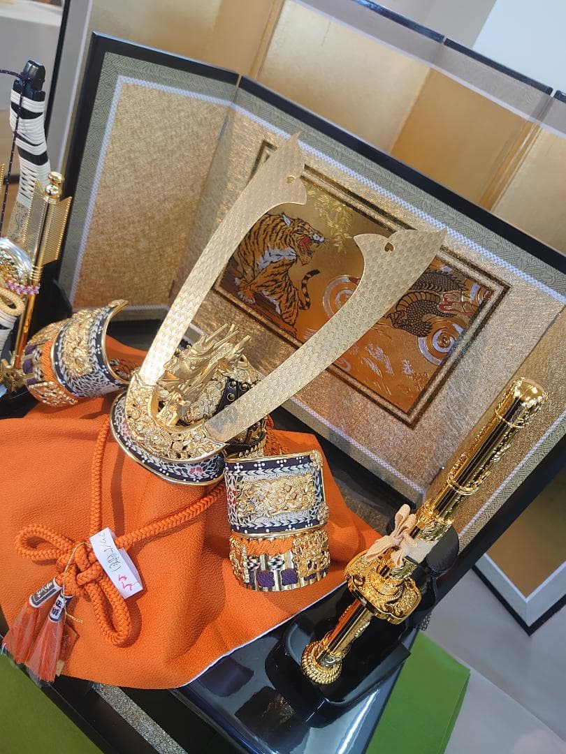 ●チコ●五月人形セット●正絹縅の金兜　彫金龍虎図収納飾り　赤茶色屏風台付