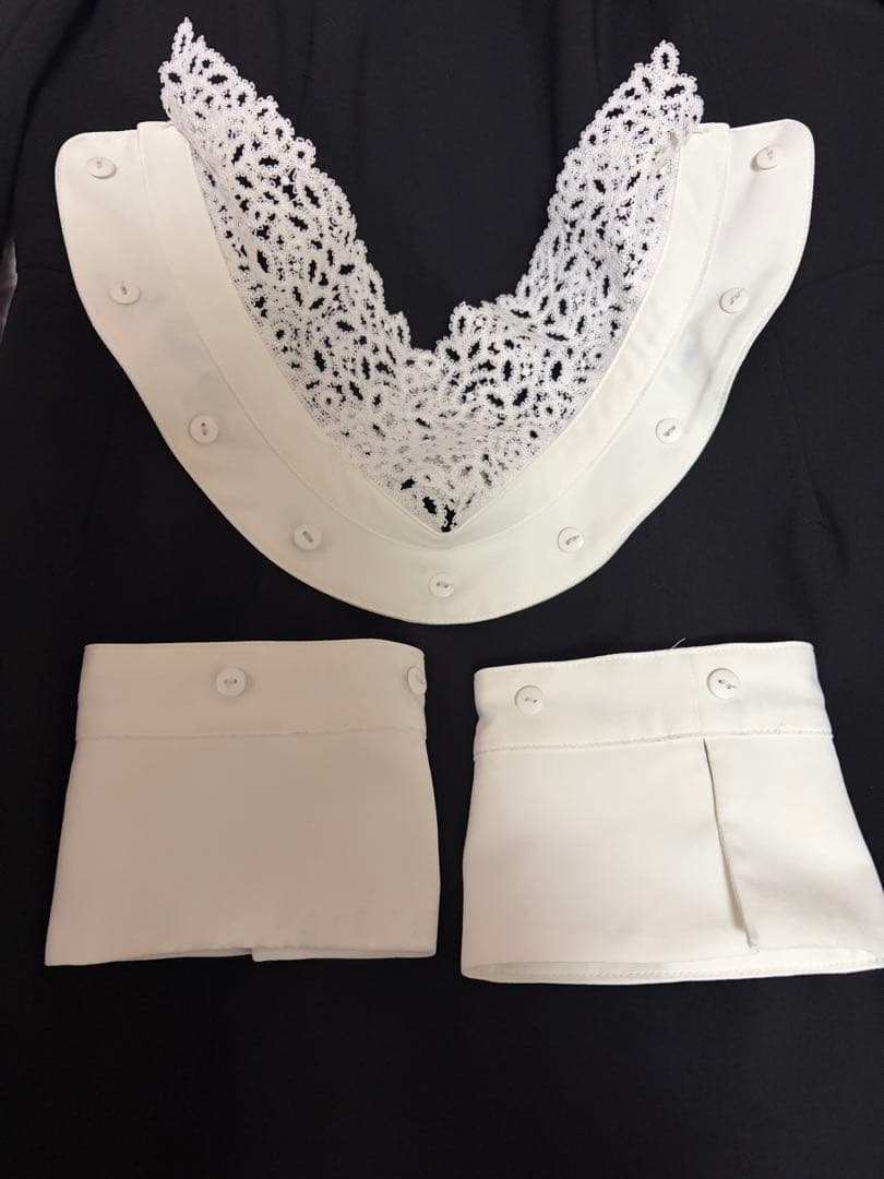 レース付き襟のブラックワンピース