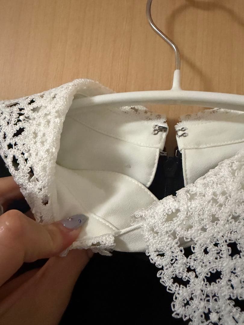 レース付き襟のブラックワンピース