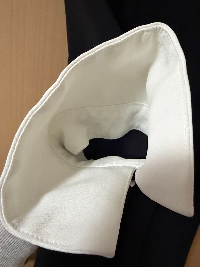 レース付き襟のブラックワンピース