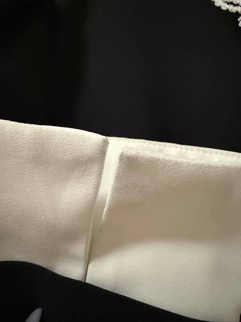 レース付き襟のブラックワンピース