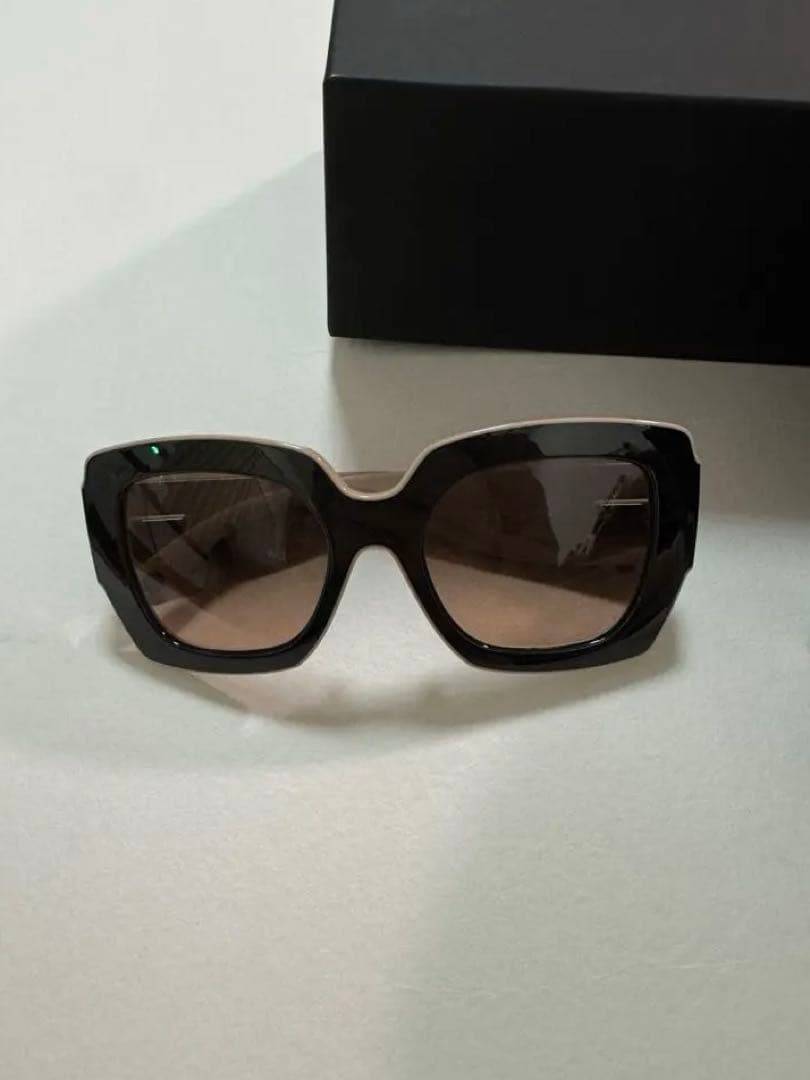 定価以下　新品未使用　スクエアシェイプサングラス　限定品　CHANEL シャネル