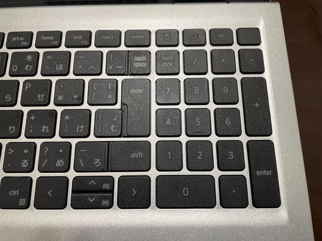 L*o様 DELL Inspiron 15 3520 P112F007 ディスプ