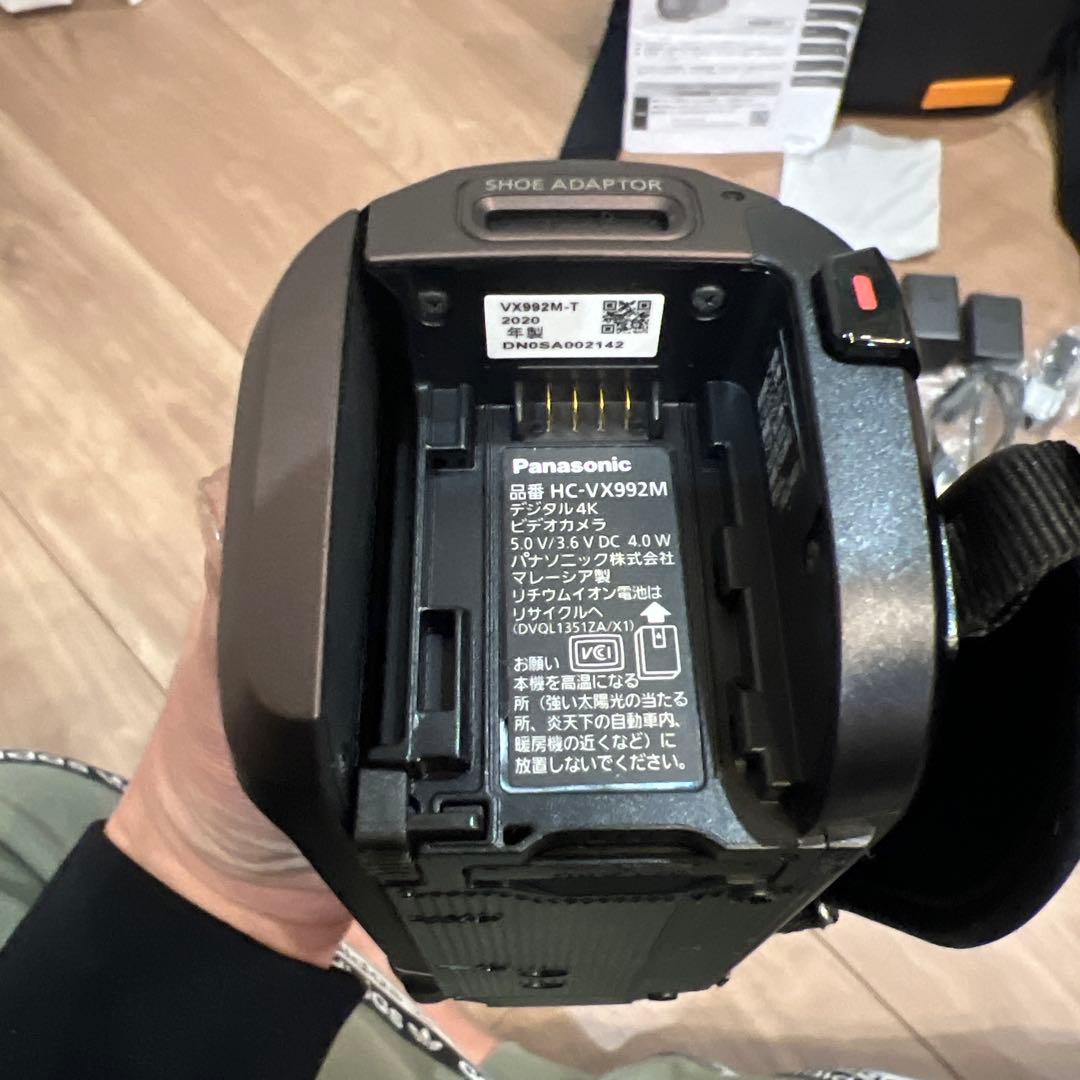 Panasonic HC-VX992M 4Kカメラと付属品