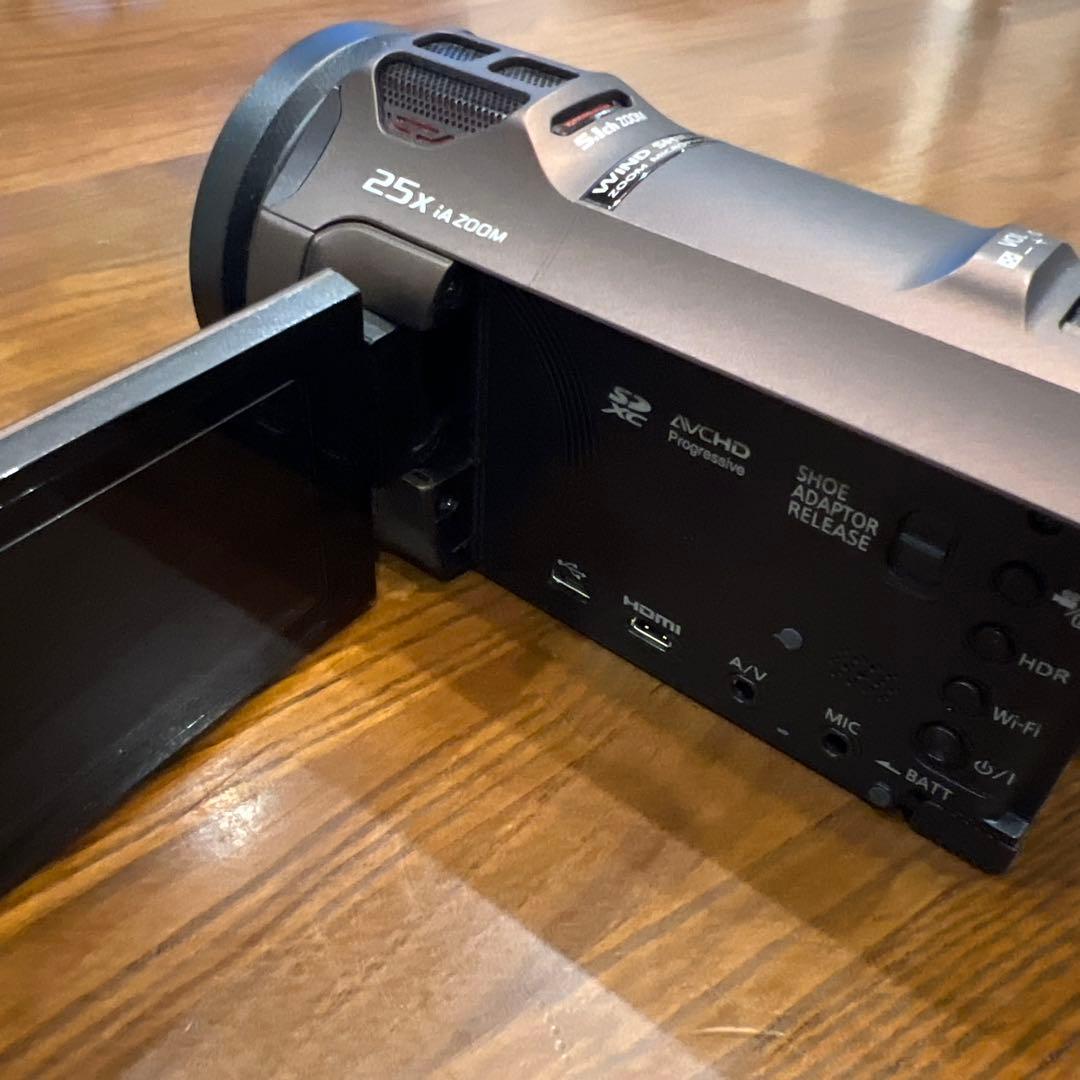 Panasonic HC-VX992M 4Kカメラと付属品