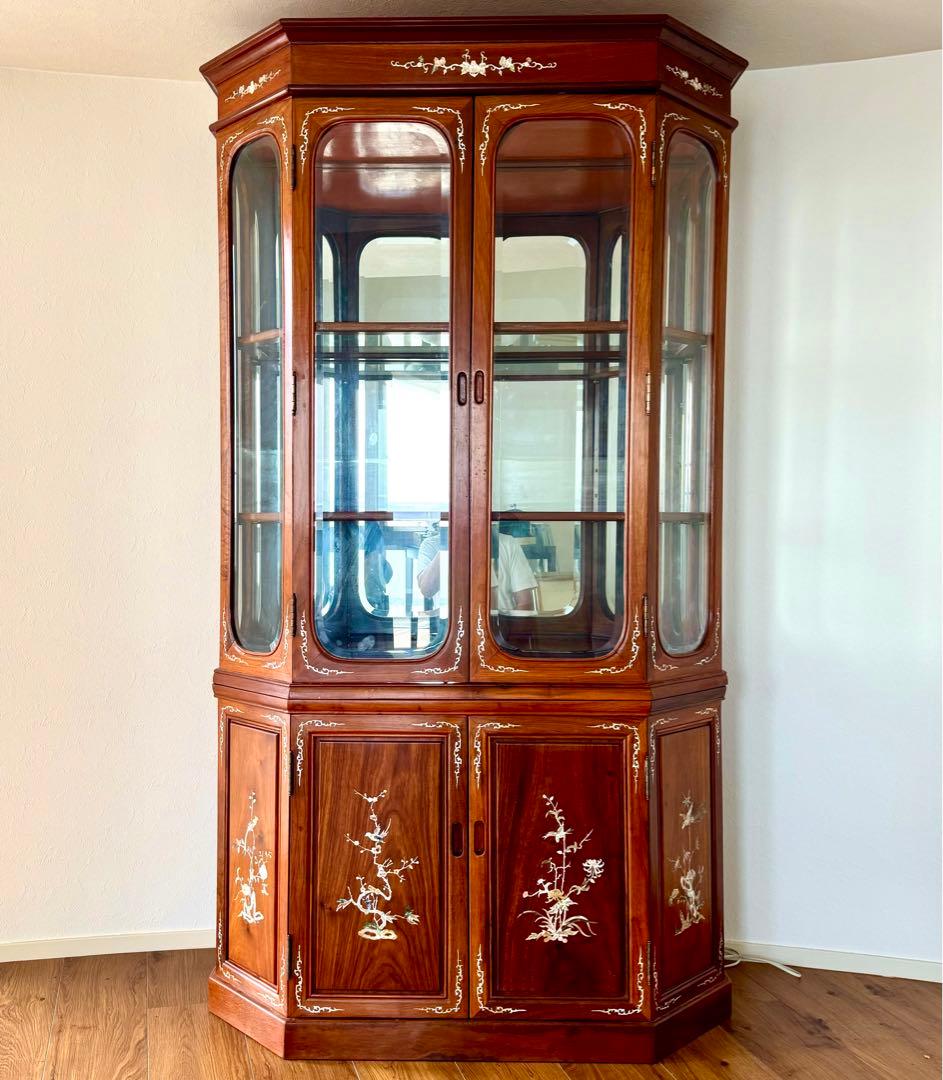 ナナコです！花梨無垢 螺鈿細工 三面ガラス キャビネット