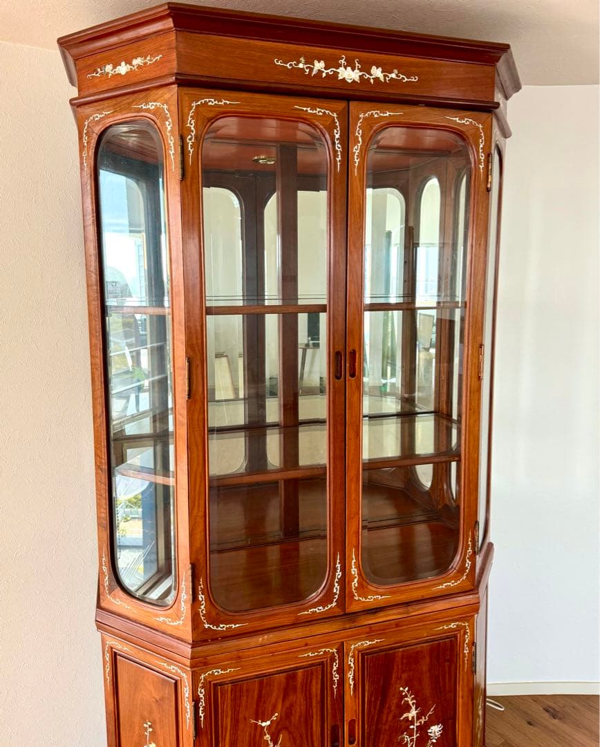 ナナコです！花梨無垢 螺鈿細工 三面ガラス キャビネット