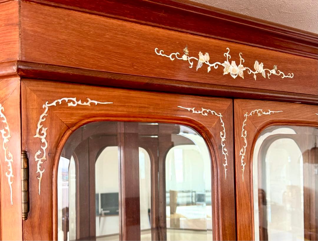 ナナコです！花梨無垢 螺鈿細工 三面ガラス キャビネット