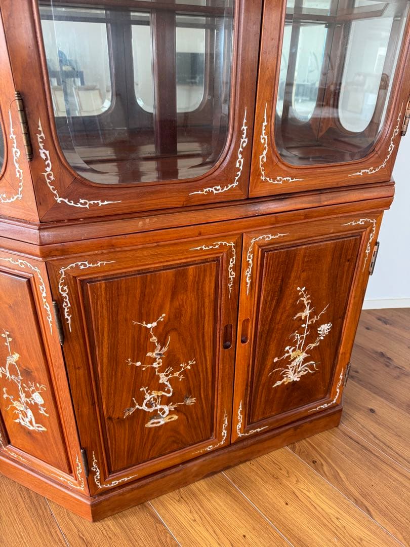 ナナコです！花梨無垢 螺鈿細工 三面ガラス キャビネット